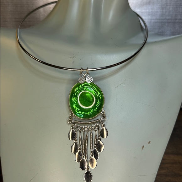 Artisan made green glass and silver tone pendant on a choker - Picture 3 of 8
